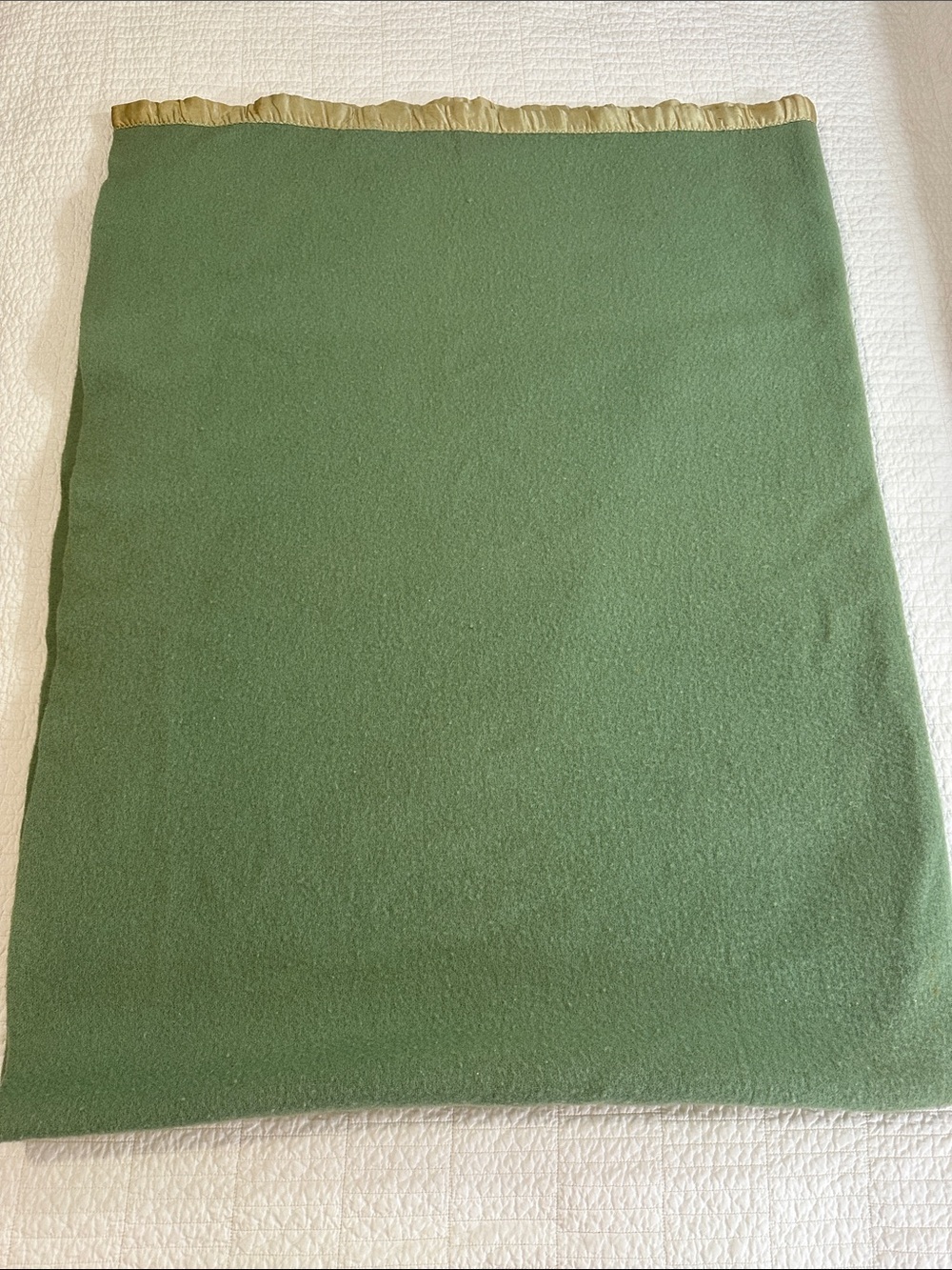 Vintage Green 100% Wool Blanket with Satin Trim 64” x 86” - Picture 4 of 4